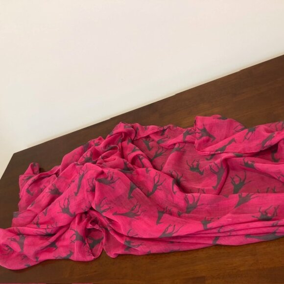 Giraffe Print Novelty Pink Scarf Wrap - Picture 2 of 8